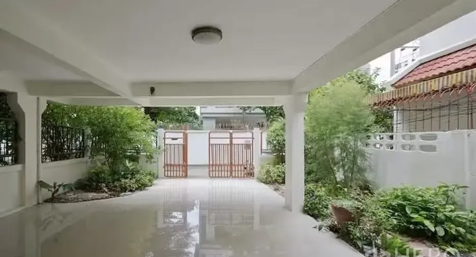 For rent 5 bedrooms house in Watthana, Bangkok