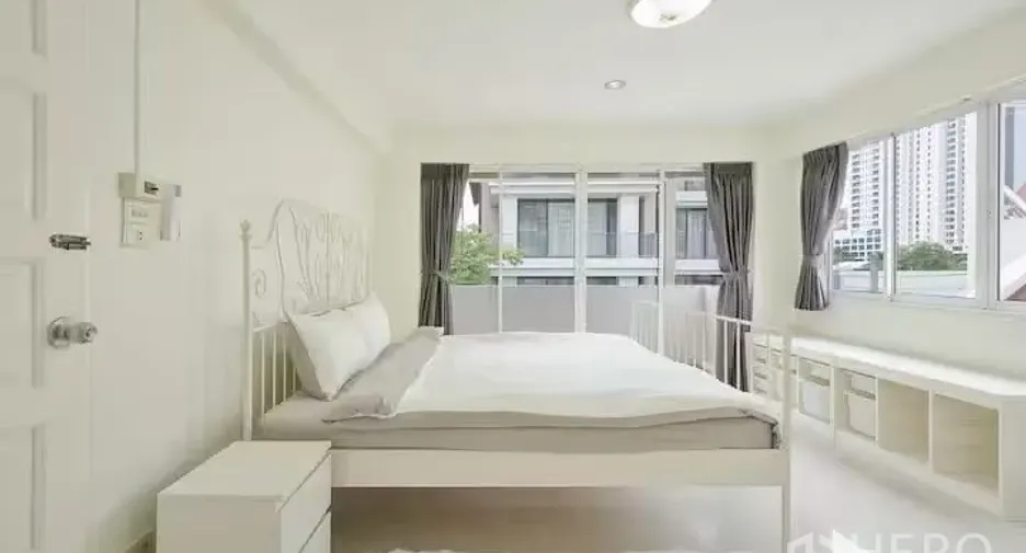 For rent 5 bedrooms house in Watthana, Bangkok