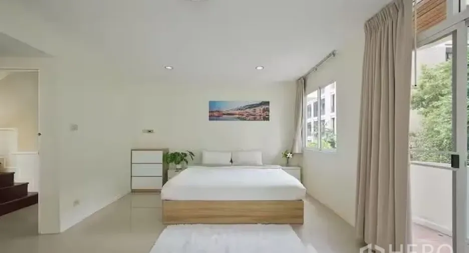 For rent 5 bedrooms house in Watthana, Bangkok