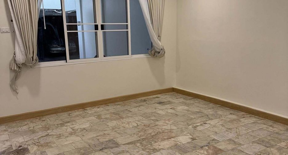 For rent 4 bedrooms house in Sathon, Bangkok