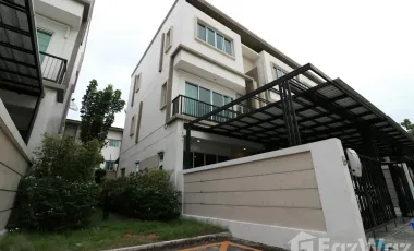 For sale 3 bedrooms townhouse in Phra Khanong, Bangkok