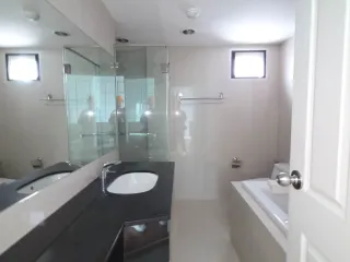 Wohnung zur Miete mit 3 Zimmer in Huai Khwang, Bangkok