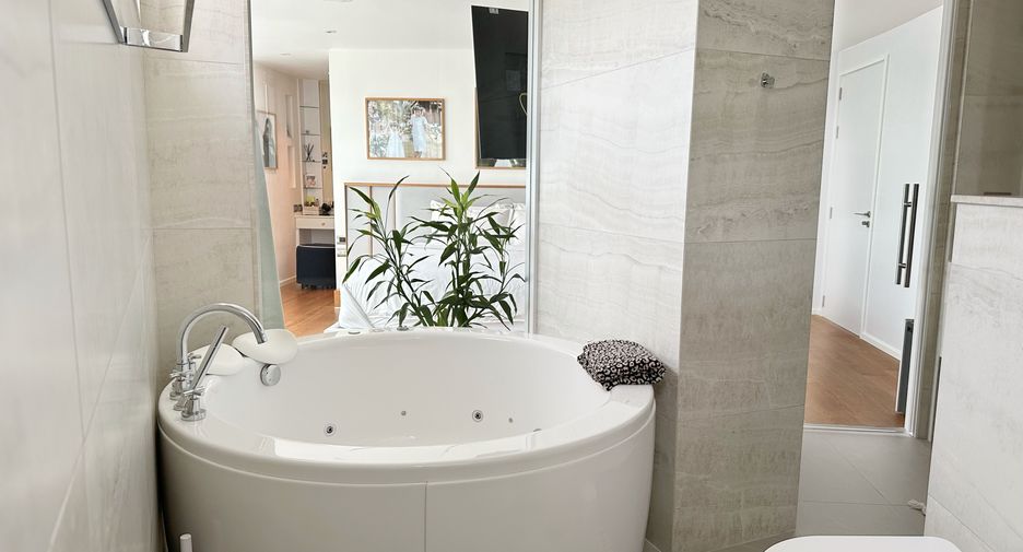 For rent 4 bedrooms condo in Khlong Toei, Bangkok