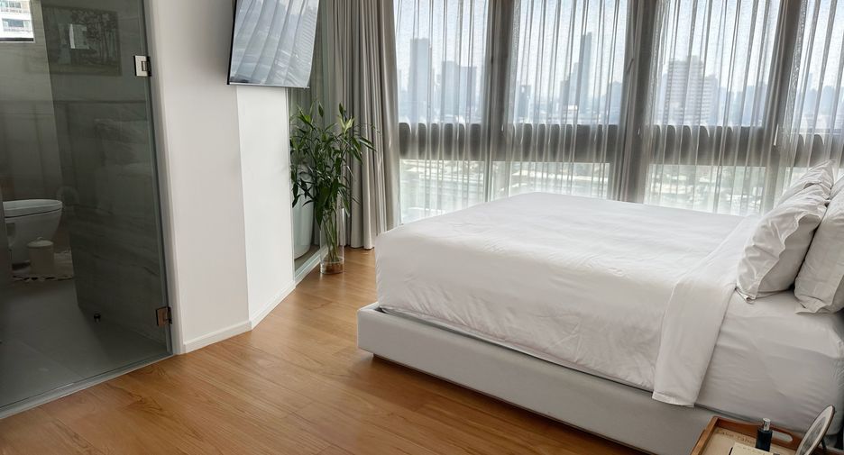 For rent 4 bedrooms condo in Khlong Toei, Bangkok