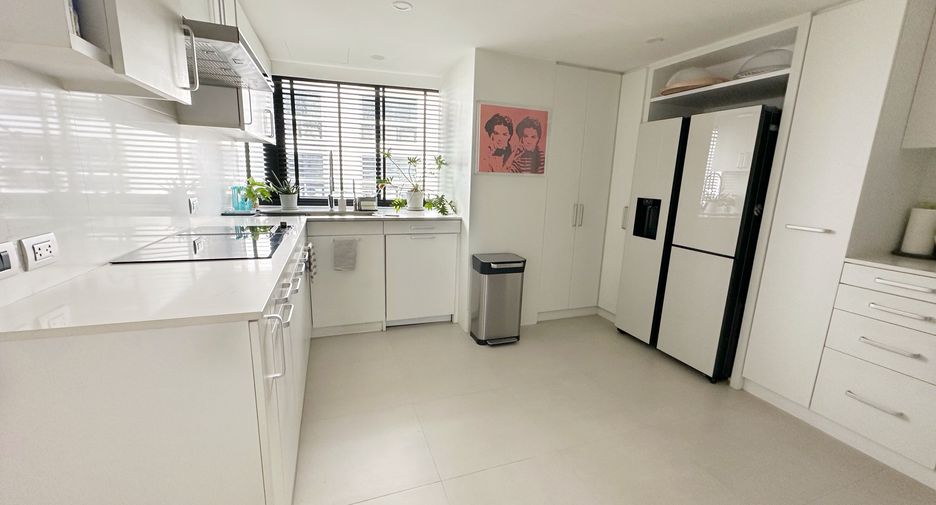 For rent 4 bedrooms condo in Khlong Toei, Bangkok