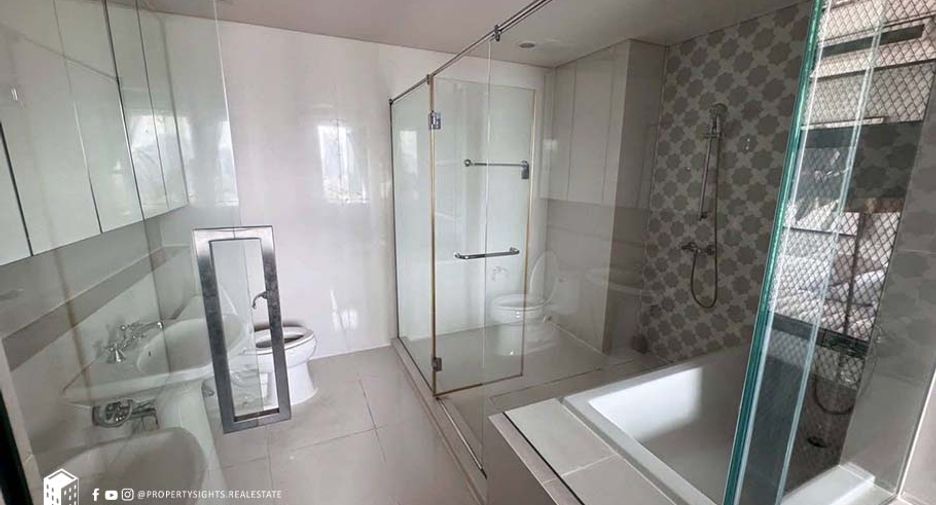 For rent 3 bedrooms condo in Khlong Toei, Bangkok