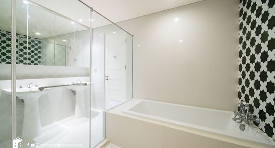 Condo en alquiler de 3 habitaciones en Khlong Toei, Bangkok