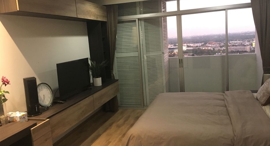 For sale 3 bedrooms condo in Khlong Toei, Bangkok