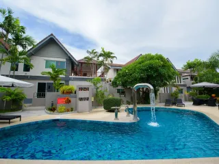 Casa en alquiler de 4 habitaciones en Bang Lamung, Chonburi