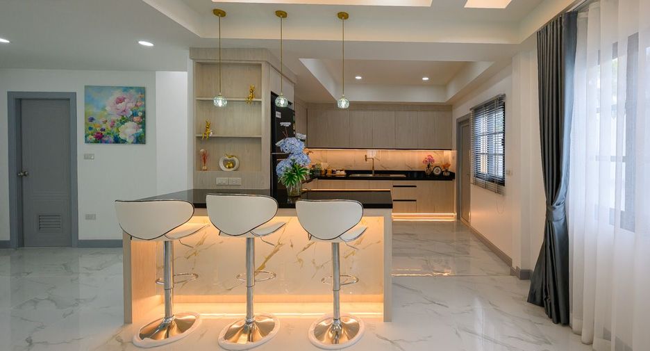 Casa en venta de 4 habitaciones en Bang Lamung, Chonburi