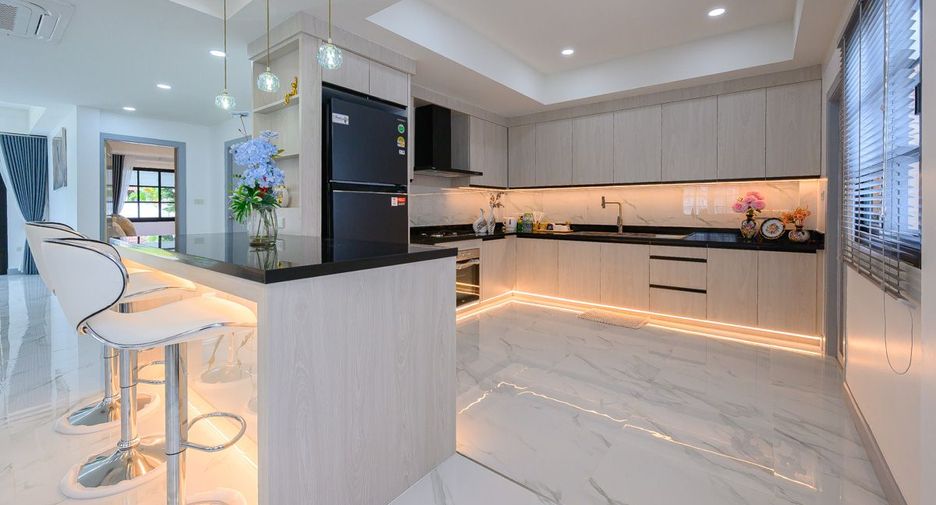 Casa en venta de 4 habitaciones en Bang Lamung, Chonburi