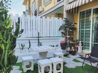 Casa adosada en venta de 4 habitaciones en Prawet, Bangkok