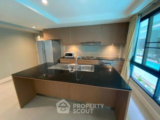 For rent 4 bedrooms house in Khlong Toei, Bangkok