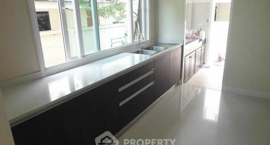 For rent 3 bedrooms townhouse in Prawet, Bangkok