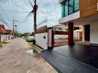For rent 4 bedrooms townhouse in Bang Lamung, Chonburi
