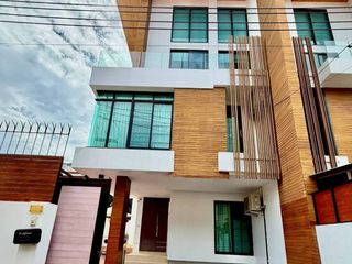 For rent 4 bedrooms townhouse in Bang Lamung, Chonburi