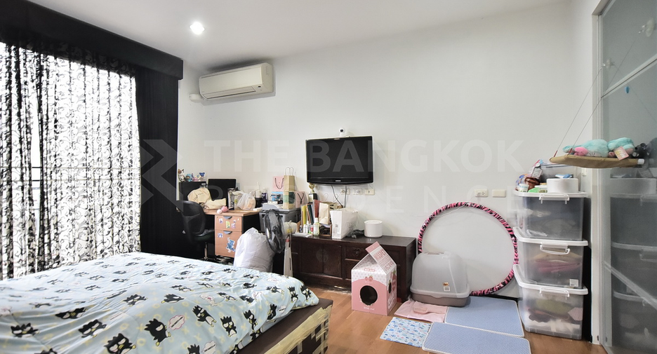 For sale 2 bedrooms condo in Huai Khwang, Bangkok