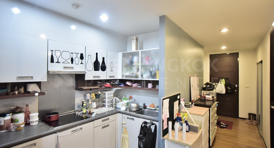 For rent 2 bedrooms condo in Huai Khwang, Bangkok