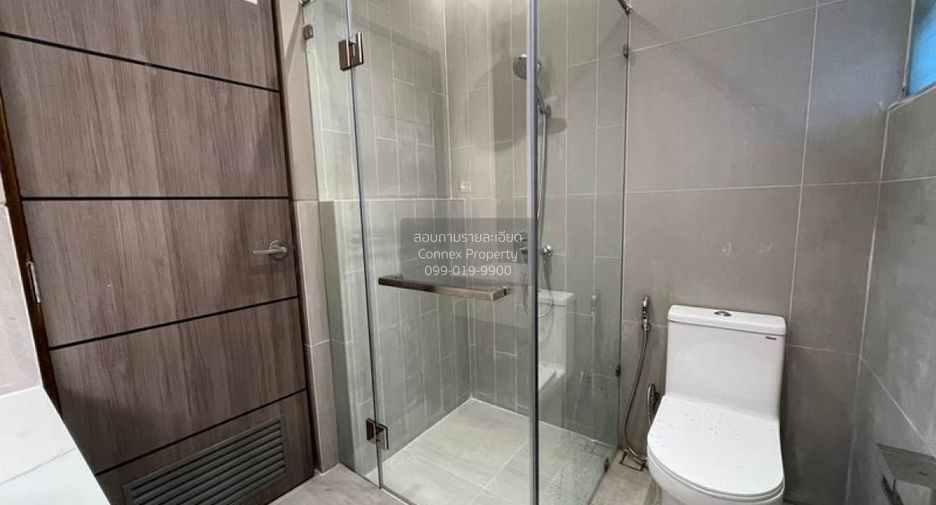 For rent 3 bedrooms townhouse in Bang Na, Bangkok
