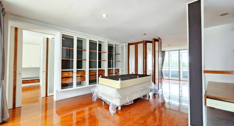 Condo en alquiler de 3 habitaciones en Khlong Toei, Bangkok