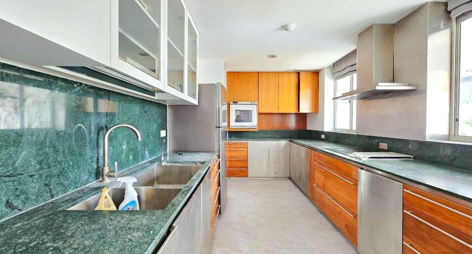 Condo en alquiler de 3 habitaciones en Khlong Toei, Bangkok