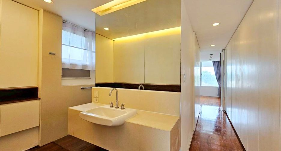 Condo en alquiler de 3 habitaciones en Khlong Toei, Bangkok