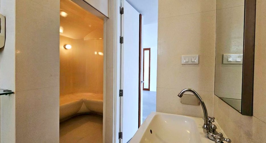Condo en alquiler de 3 habitaciones en Khlong Toei, Bangkok