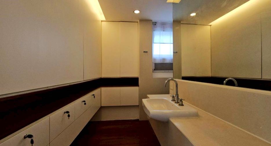 Condo en alquiler de 3 habitaciones en Khlong Toei, Bangkok
