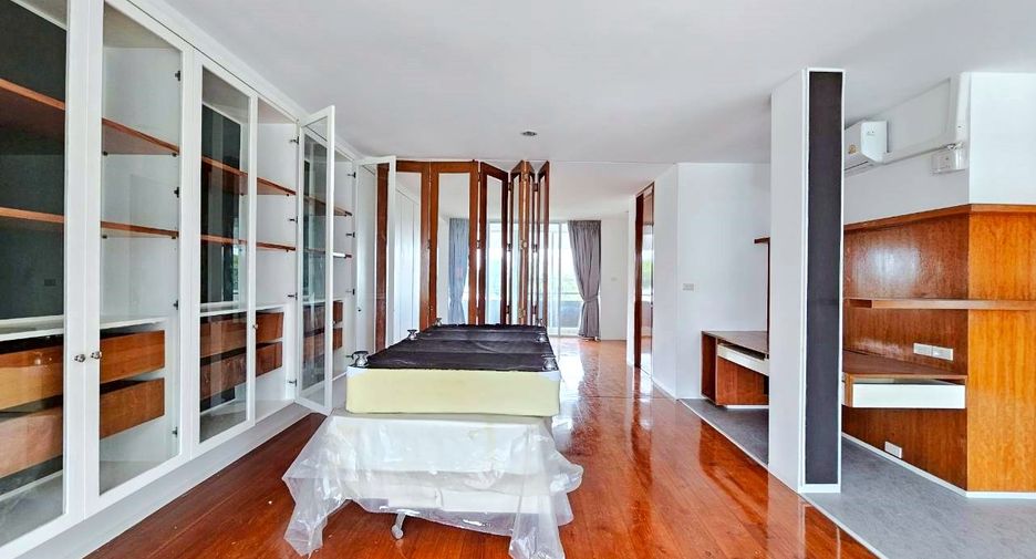 Condo en alquiler de 3 habitaciones en Khlong Toei, Bangkok