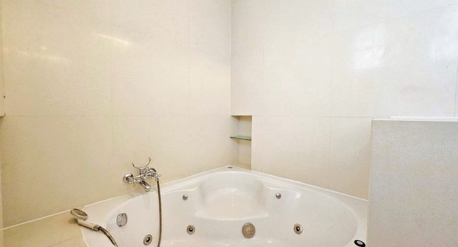 Condo en alquiler de 3 habitaciones en Khlong Toei, Bangkok
