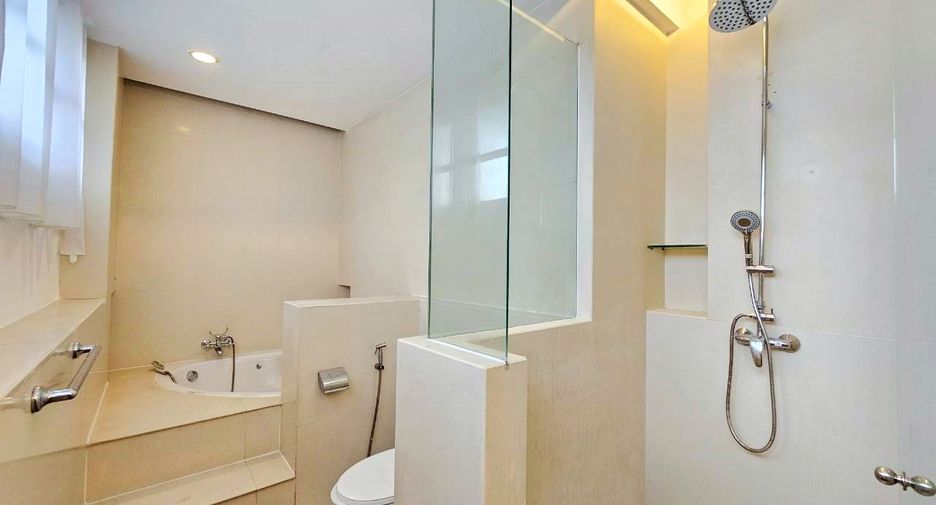 Condo en alquiler de 3 habitaciones en Khlong Toei, Bangkok