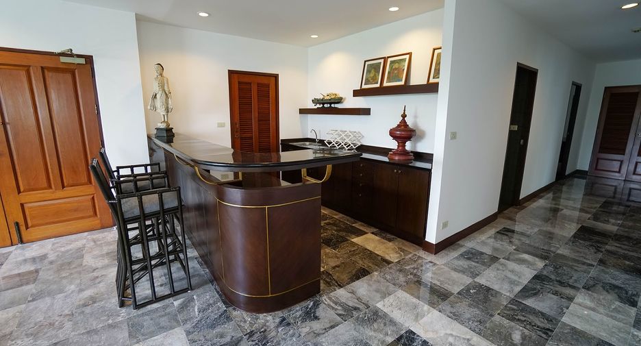 For rent 3 bedrooms condo in Watthana, Bangkok