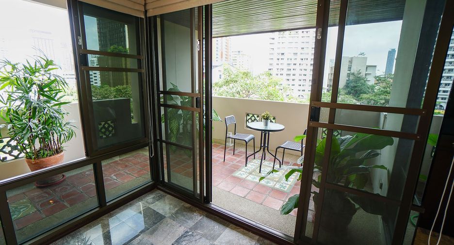 For rent 3 bedrooms condo in Watthana, Bangkok