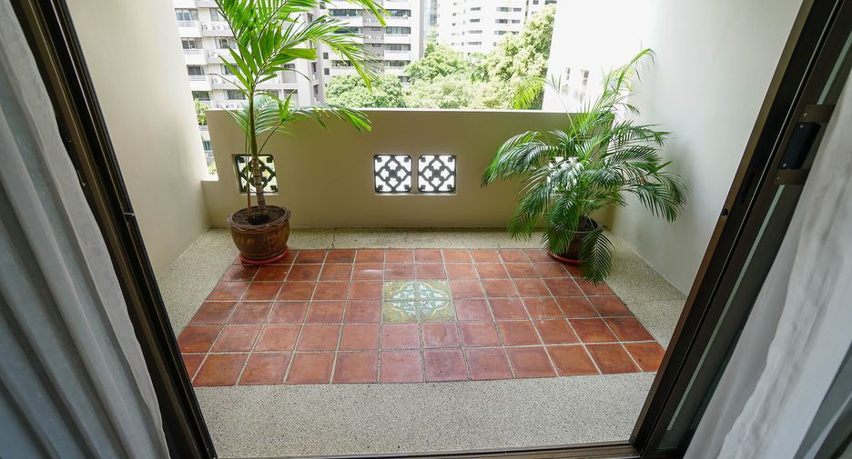 For rent 3 bedrooms condo in Watthana, Bangkok