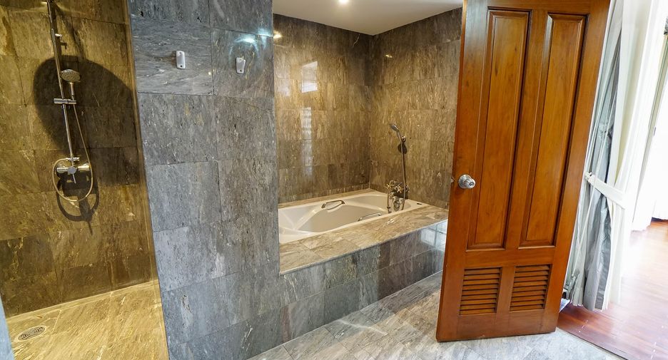 For rent 3 bedrooms condo in Watthana, Bangkok