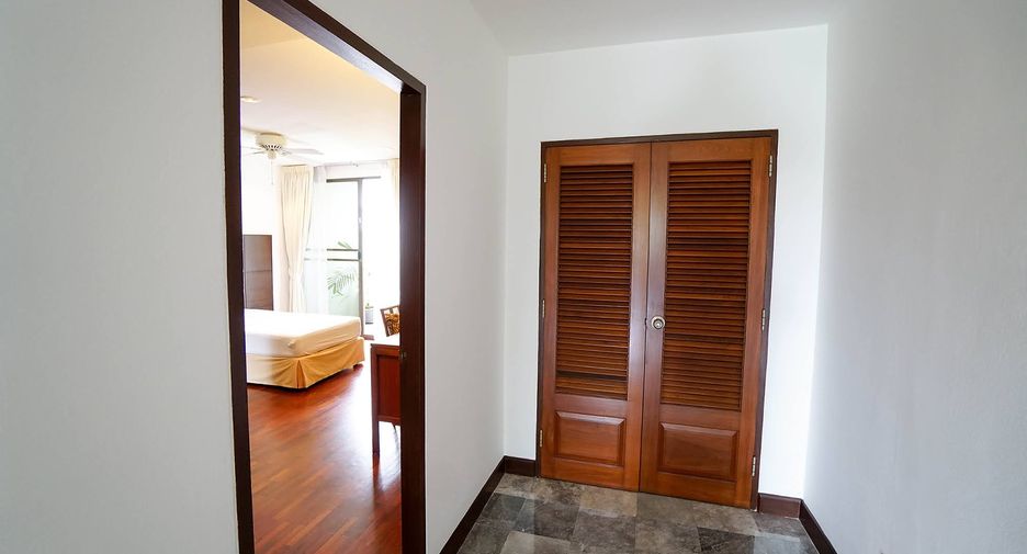 For rent 3 bedrooms condo in Watthana, Bangkok