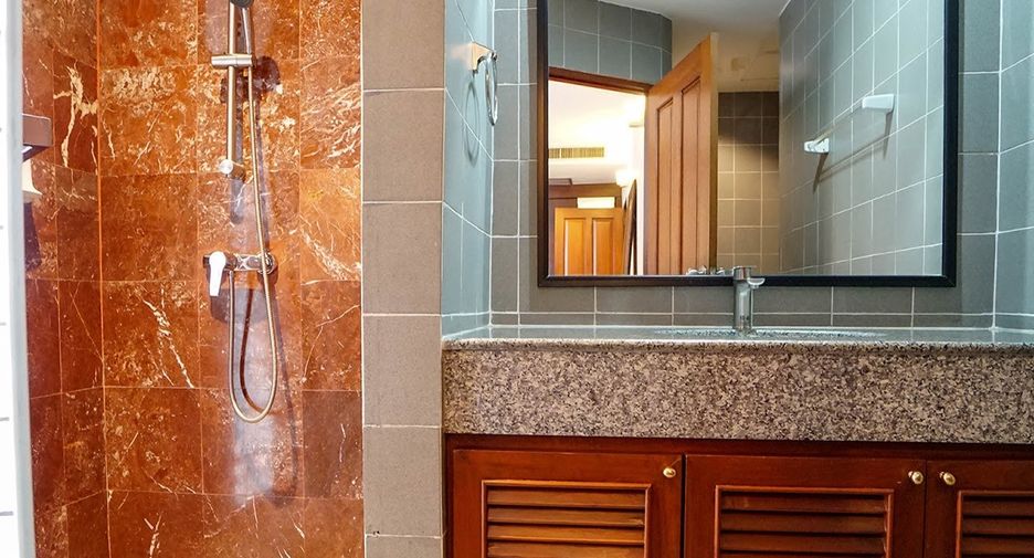 For rent 3 bedrooms condo in Watthana, Bangkok