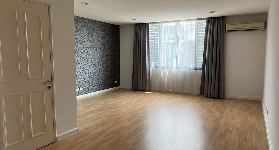 For rent 4 bedrooms townhouse in Yan Nawa, Bangkok