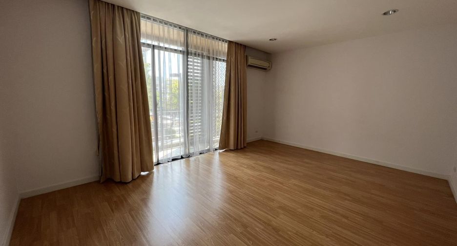 For rent 4 bedrooms townhouse in Yan Nawa, Bangkok