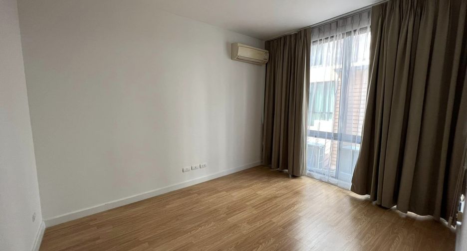 For rent 4 bedrooms townhouse in Yan Nawa, Bangkok