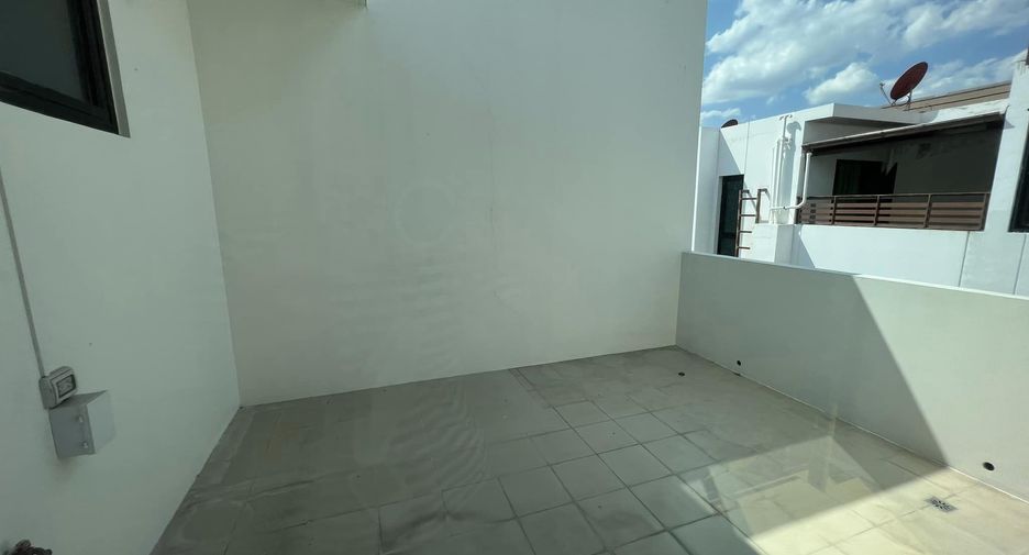 For rent 4 bedrooms townhouse in Yan Nawa, Bangkok