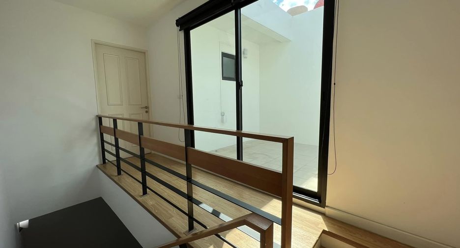 For rent 4 bedrooms townhouse in Yan Nawa, Bangkok