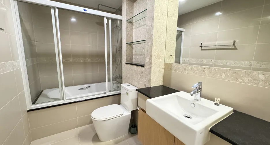 For sale 2 ベッドルーム condo in Khlong Toei, Bangkok
