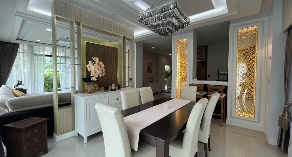 Casa en alquiler de 4 habitaciones en Bang Kapi, Bangkok