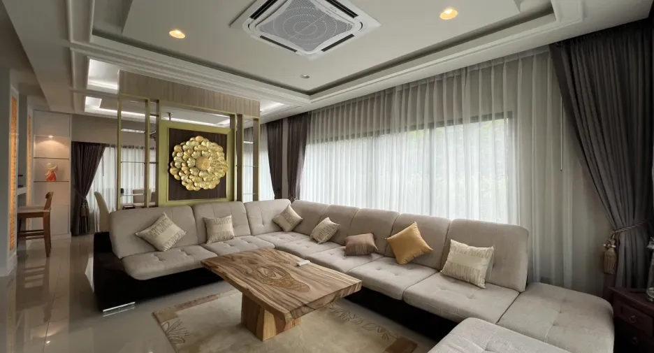 Casa en alquiler de 4 habitaciones en Bang Kapi, Bangkok