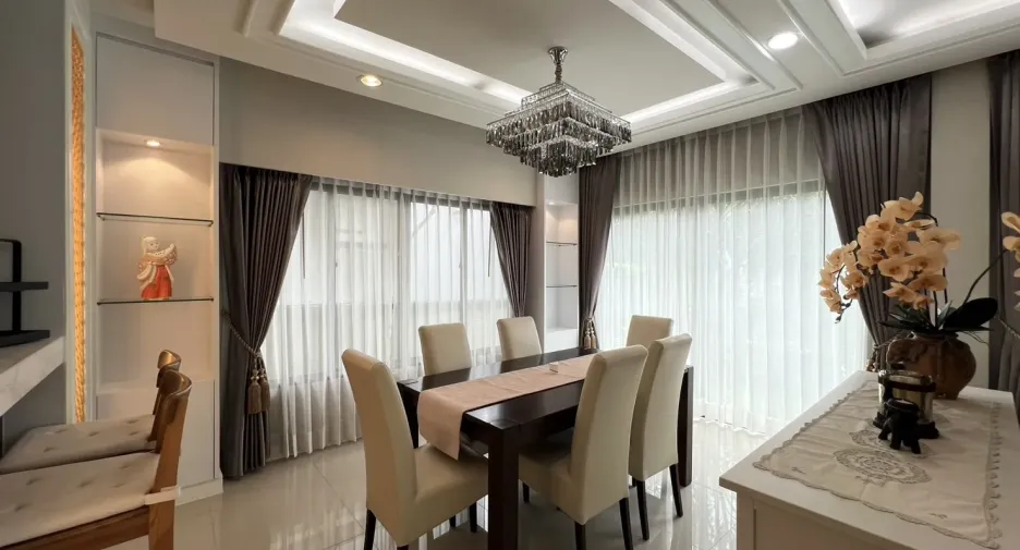 Casa en alquiler de 4 habitaciones en Bang Kapi, Bangkok