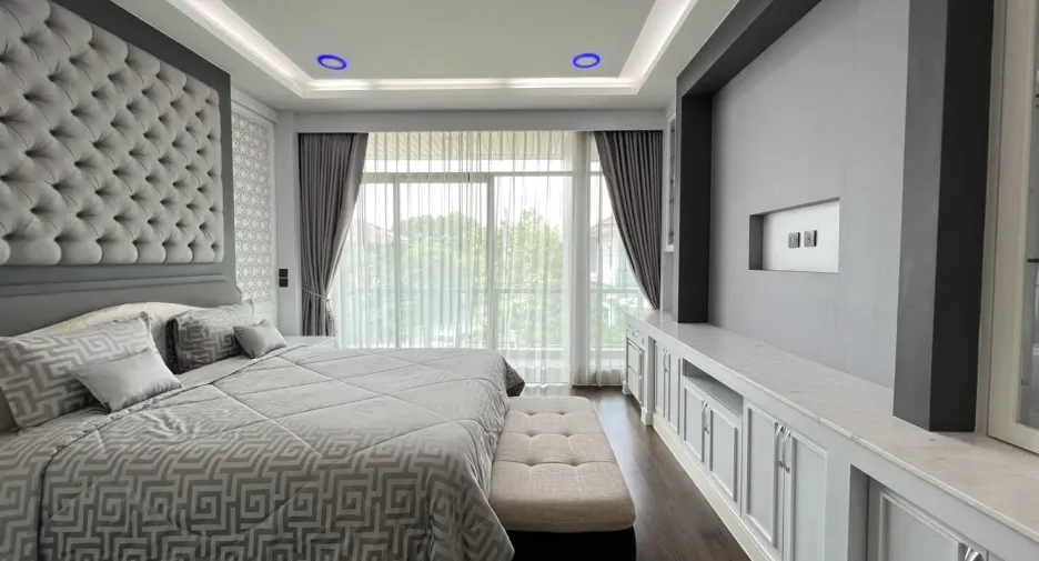 Casa en alquiler de 4 habitaciones en Bang Kapi, Bangkok