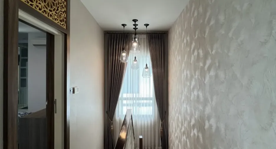 Casa en alquiler de 4 habitaciones en Bang Kapi, Bangkok