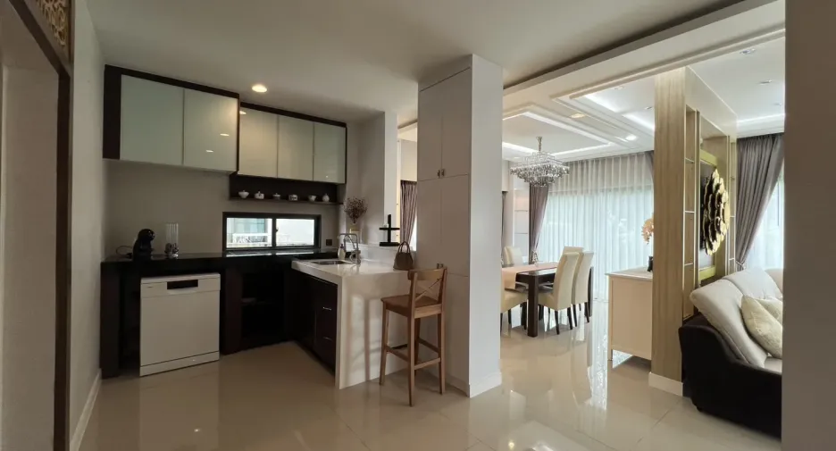 Casa en alquiler de 4 habitaciones en Bang Kapi, Bangkok