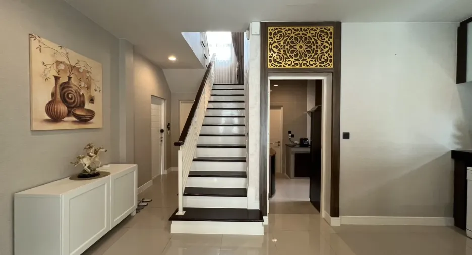 Casa en alquiler de 4 habitaciones en Bang Kapi, Bangkok